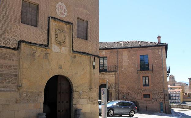 Acceso al colegio de las Madres Concepcionistas.