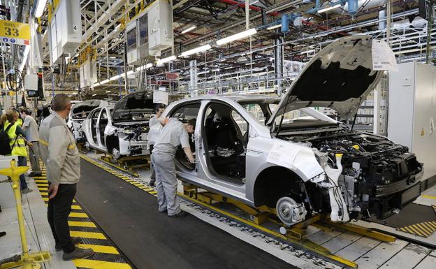 Línea de fabricación de Mégane y Kadjar en la factoría de Renault en Villamuriel de Cerrato, en Palencia.