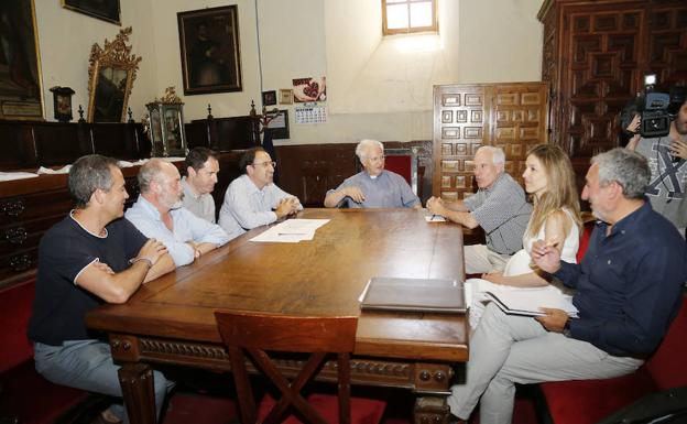 Reunión en la sacristía de la catedral.