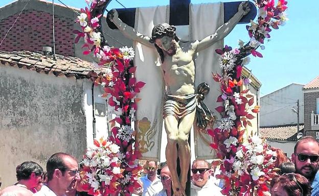 Varios vecinos llevando al Cristo de la Esperanza en procesión.