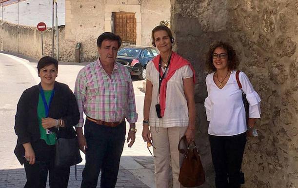 La infanta Elena, junto al alcalde de Cuéllar, tras su visita a la exposición 'Reconciliare'.