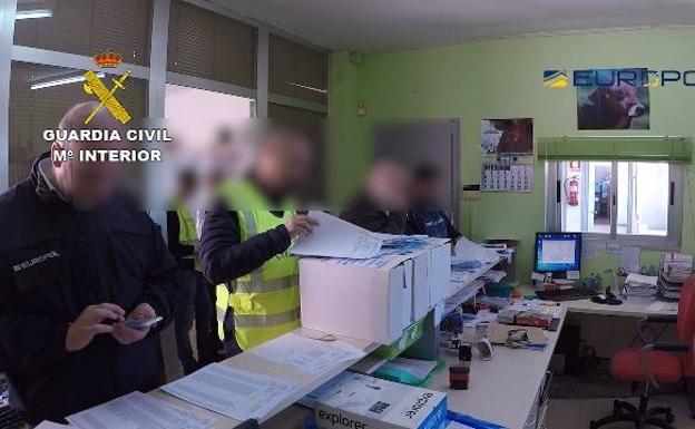 Agentes de la Europol y de la Guardia Civil depositan y registran documentación de la operación 'Gazel'.