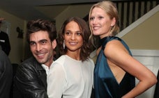 Jon Kortajarena con Alicia Vikander y Toni Garrn (dcha).