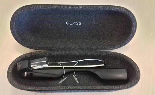 Las Glass Enterprise se pueden doblar y guardar en una funda de gafas convencional.