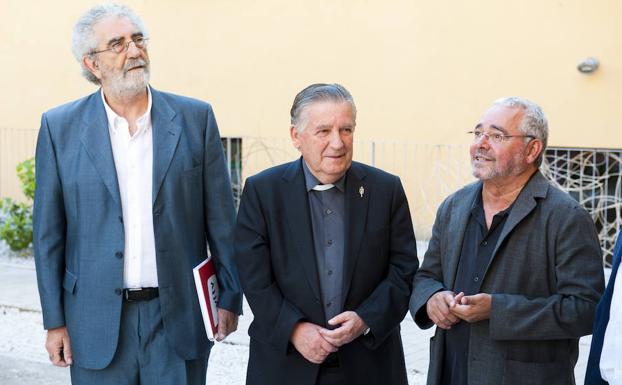 Gonzalo Jiménez (derecha), junto a Miguel Ángel Barbados y Ernesto Escapa, a su llegada al Palacio Quintanar, donde se celebró el encuentro del ciclo 'Los mejores de los nuestros'. /Óscar Costa