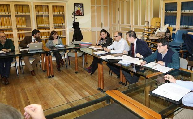 Reunión del Consejo de Administración de Auvasa con el concejal Luis Vélez celebrada hace unos meses Reunión del Consejo de Administración de Auvasa con el concejal Luis Vélez celebrada hace unos meses