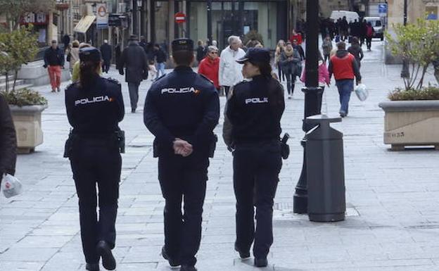 Tres agentes de la Policía, en la zona de la plaza de los Bandos./Laya