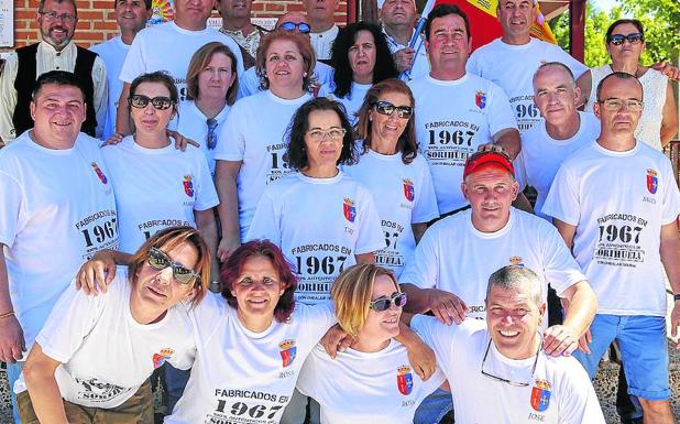 Foto de familia de los quintos del 67./Antoraz