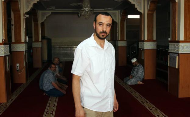 Mohammed El Mizeb presidente de la Federación de Comunidades Musulmanas de Castilla y León, en la mezquita del barrio de San Lorenzo, en Segovia.