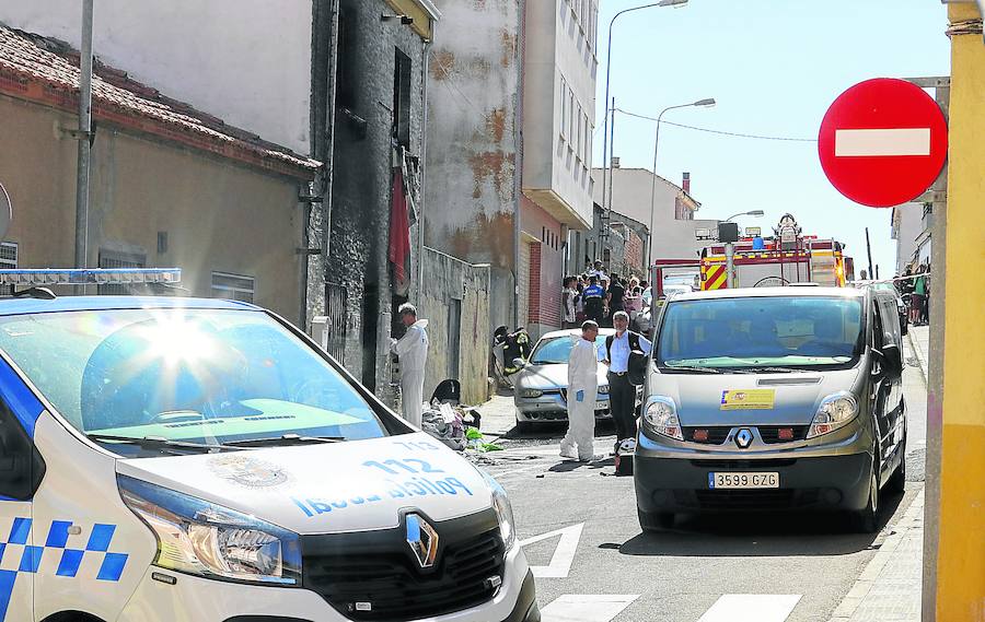 Agentes de la Policía Local y Nacional acudieron a la calle Limón al descubrirse el cadavér de una mujer, que pereció durante el incendio de su vivienda.
