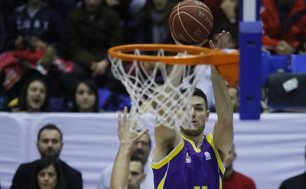 Cvetinovic, jugador del CB Valladolid, en el partido de la liga ACB.