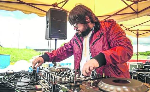 El DJ guardense Pedro Gómez, conocido artísticamente como Pierre May, durante una de sus actuaciones.