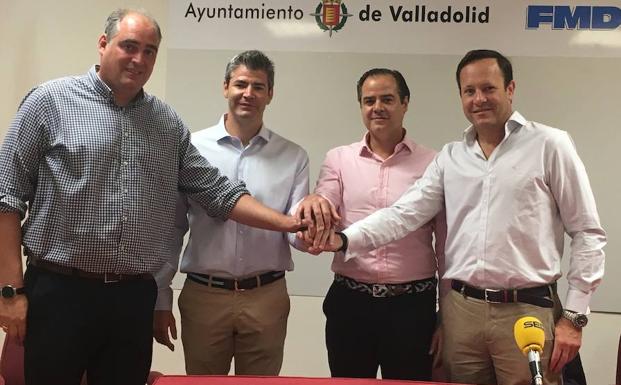 De izquierda a derecha: el directivo de El Salvador Fernando Pérez; los hermanos Ricardo y Jesús Quevedo; y el presidente de El Salvador, Juan Carlos Martín Sánchez, tras la firma del convenio.