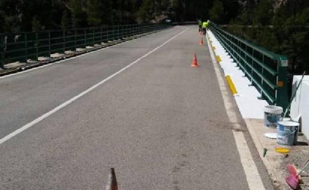 Vecinos pintando el puente de Santa Cruz de Moya. /Ayuntamiento de Santa Cruz de Moya.