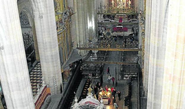 Vista superior de la nave central de la Catedral de Segovia.
