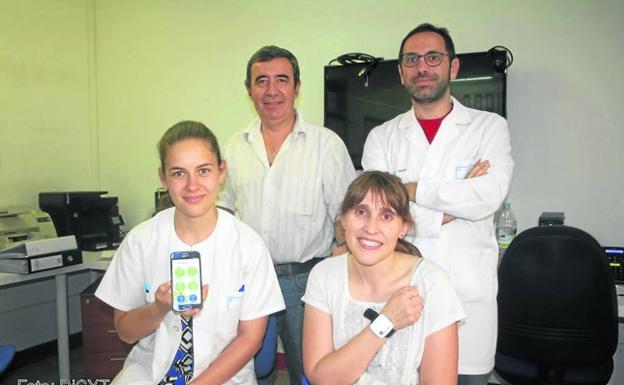Investigadores de La Alamedilla muestran la app y la pulsera inteligente.