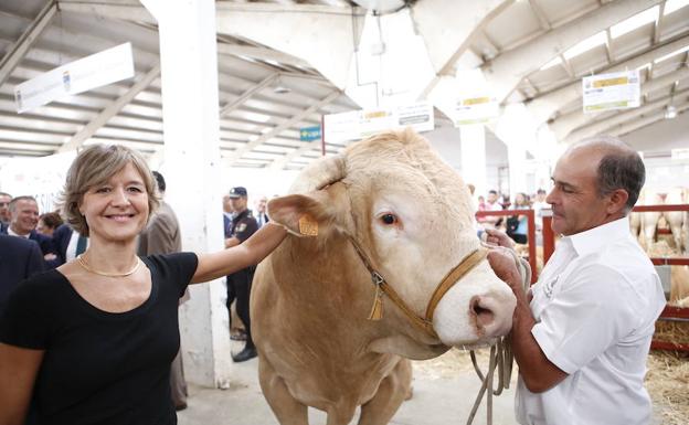 García Tejerina posa con un ejemplar expuesto en la feria.