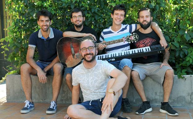 Los cinco componentes actuales de Octubre Polar: Guillermo sentado delante y tras él, de izquierda a derecha, Rubén, Pablo, Miguel y Martín.