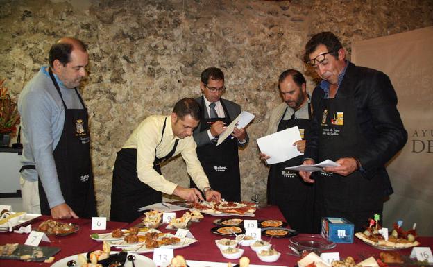 El jurado, evaluando las tapas del último concurso. /M. R.