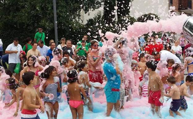 Los pequeños de Espirdo, disfrutan de la fiesta de la espuma en una de las ediciones anteriores de las fiestas.