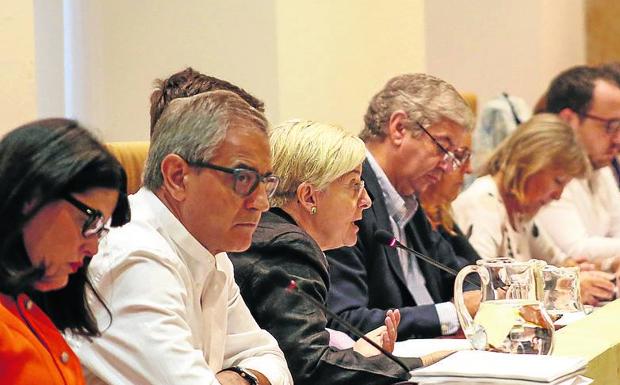 Ediles de Ganemos y del PP, en un momento del pleno.