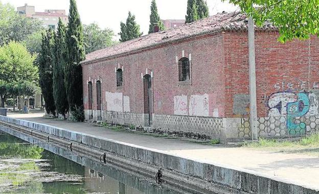 Edificio de la Dársena del Canal de Castilla que se quiere ceder a un empresario para la creación de un centro de ocio.