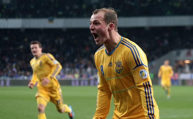 Zozulya celebra un gol con su selección.