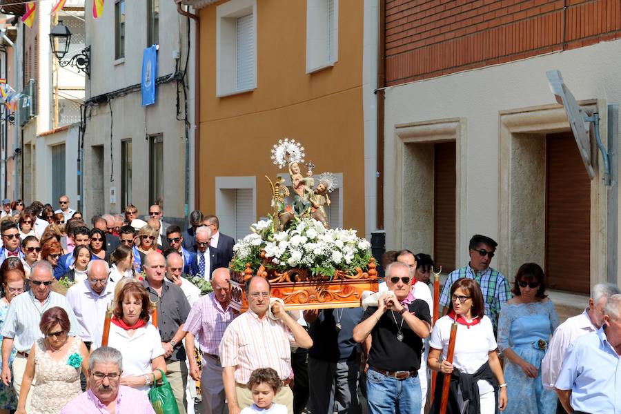 Los baltanasiegos procesionando a la Virgen de Revilla.