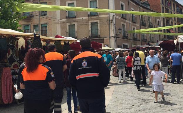 Miembros de Protección Civil en La Granja.