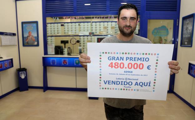 José Luis López, con el cartel que anuncia el premio.