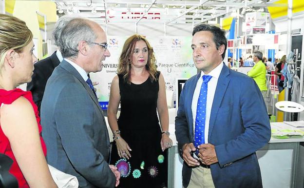 Javier Iglesias conversa con Juan Manuel Corchado en el estand del Parque Científico de la Usal.