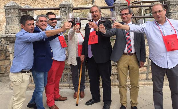 Fernando Ortiz, pregonero, en el centro, acompañado por autoridades y productores locales.