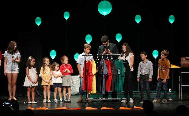 Daniel Collado con los niños participantes en el espectáculo de ayer en el teatro Principa.