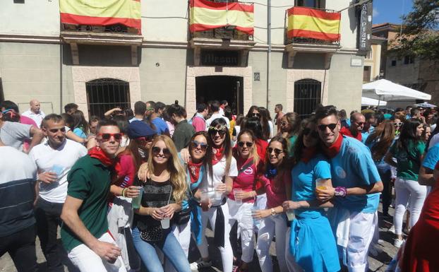 Un grupo de jóvenes se divierte ayer, a la hora del vermú, en las calles de Carbonero el Mayor.