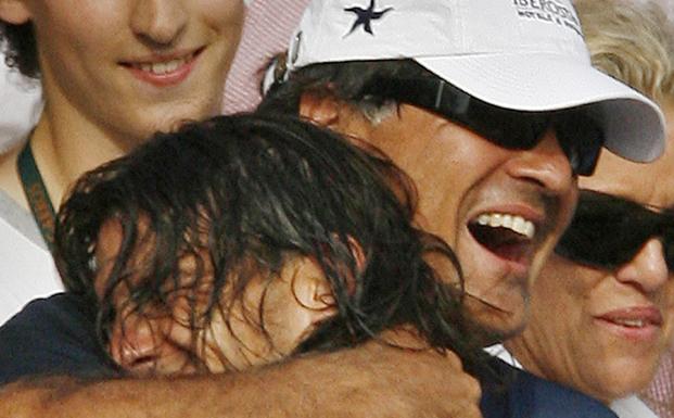 Toni Nadal abraza a Rafael en la final del Roland Garros de 2007.