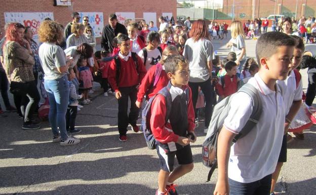 Los alumnos en la entrada del centro