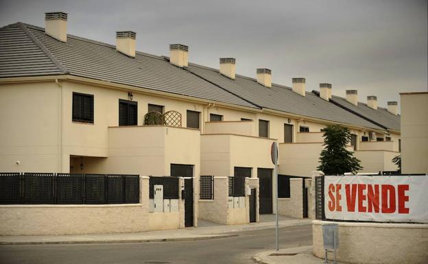 Chalets adosados puestos a la venta en una urbanización de Aranjuez, en Madrid.
