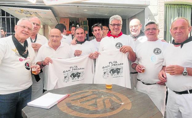 Miembros de San Fermín, la peña que repartió más de 600 almuerzos con huevo frito.