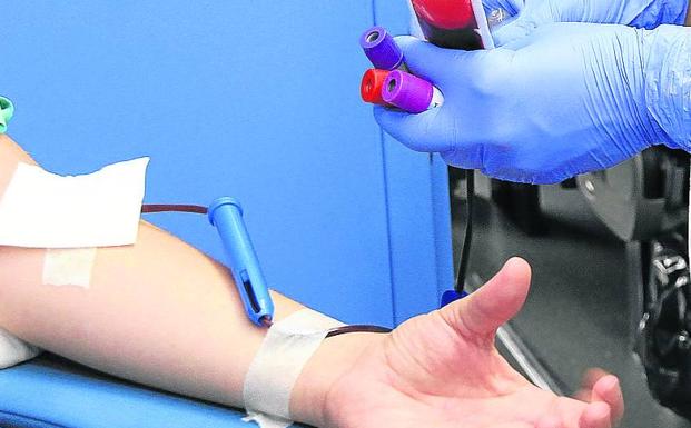 Extracción de sangre en un donante.