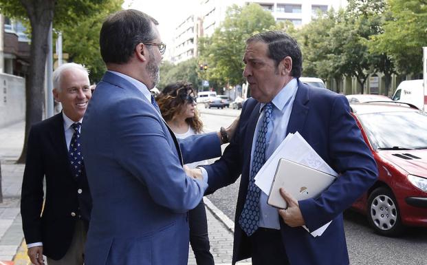 El consejero de Sanidad saluda al director del Hospital, Felipe Mielgo, ante el delegado de la Junta.