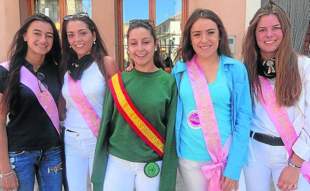 La reina y las damas de las fiestas.