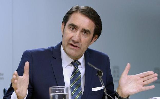 El consejero de Fomento y Medio Ambiente, Juan Carlos Suárez-Quiñones,, en rueda de prensa.