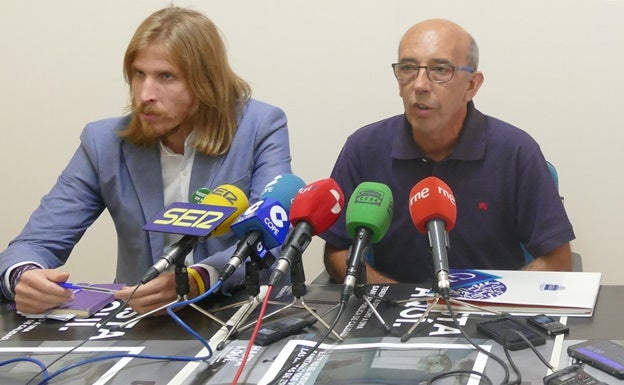 Pablo Fernández, portavoz de Podemos en las Cortes, y Julio Huerta, portavoz de la Plataforma Ávila Libre de Peajes, hoy, en rueda de prensa.