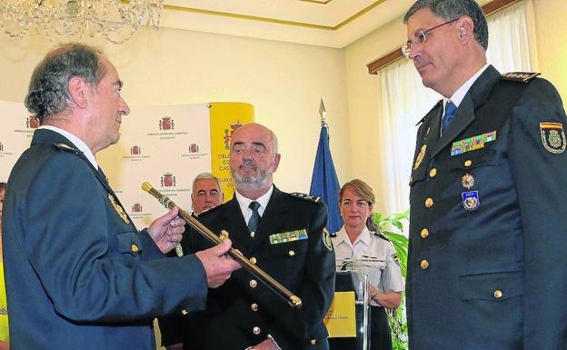 Manuel de la Fuente (i) recibe el mando de manos del anterior comisario, Juan Jesús Herranz, en presencia del jefe superior de la Policía Nacional en Castilla y León, Jorge Zurita.