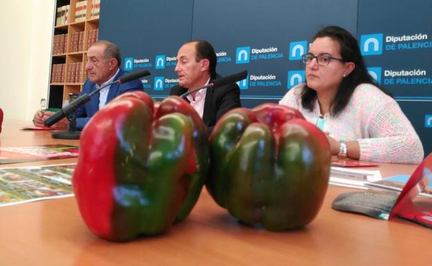 El alcalde de Torquemada, Jorge Domingo Martínez, en el centro, presenta la Feria del Pimiento.