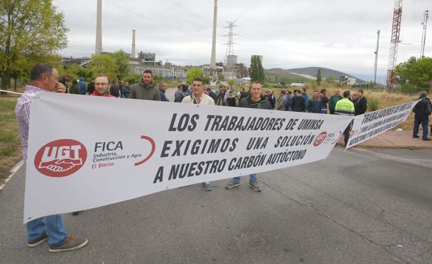 Trabajadores del sector minero, a las puertas de Compostilla, este jueves.