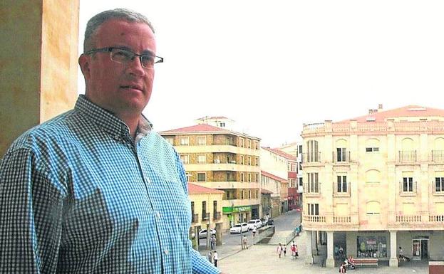 El alcalde de Guijuelo, Julián Ramos, junto a la Plaza.