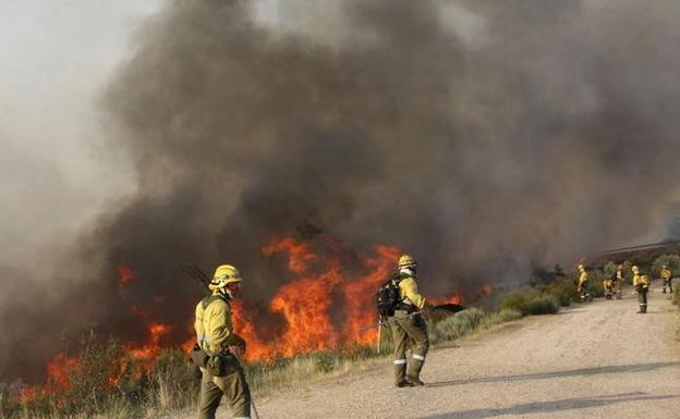 Imagen de archivo delos bomberos trabajando en la extinción del incendio en los Arribes