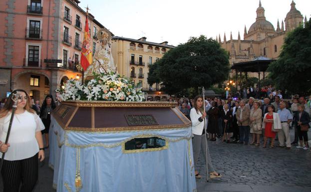 La patrona de Segovia, la Virgen de la Fuencisla, en la plaza Mayor de camino a la Catedral.