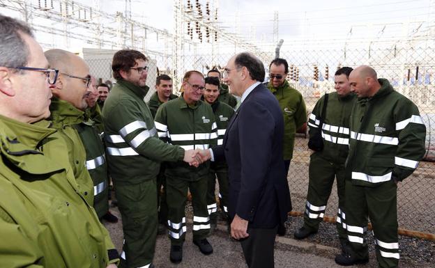 El presidente de Iberdrola, Ignacio Galán, con empleados de Iberdrola Distribución.